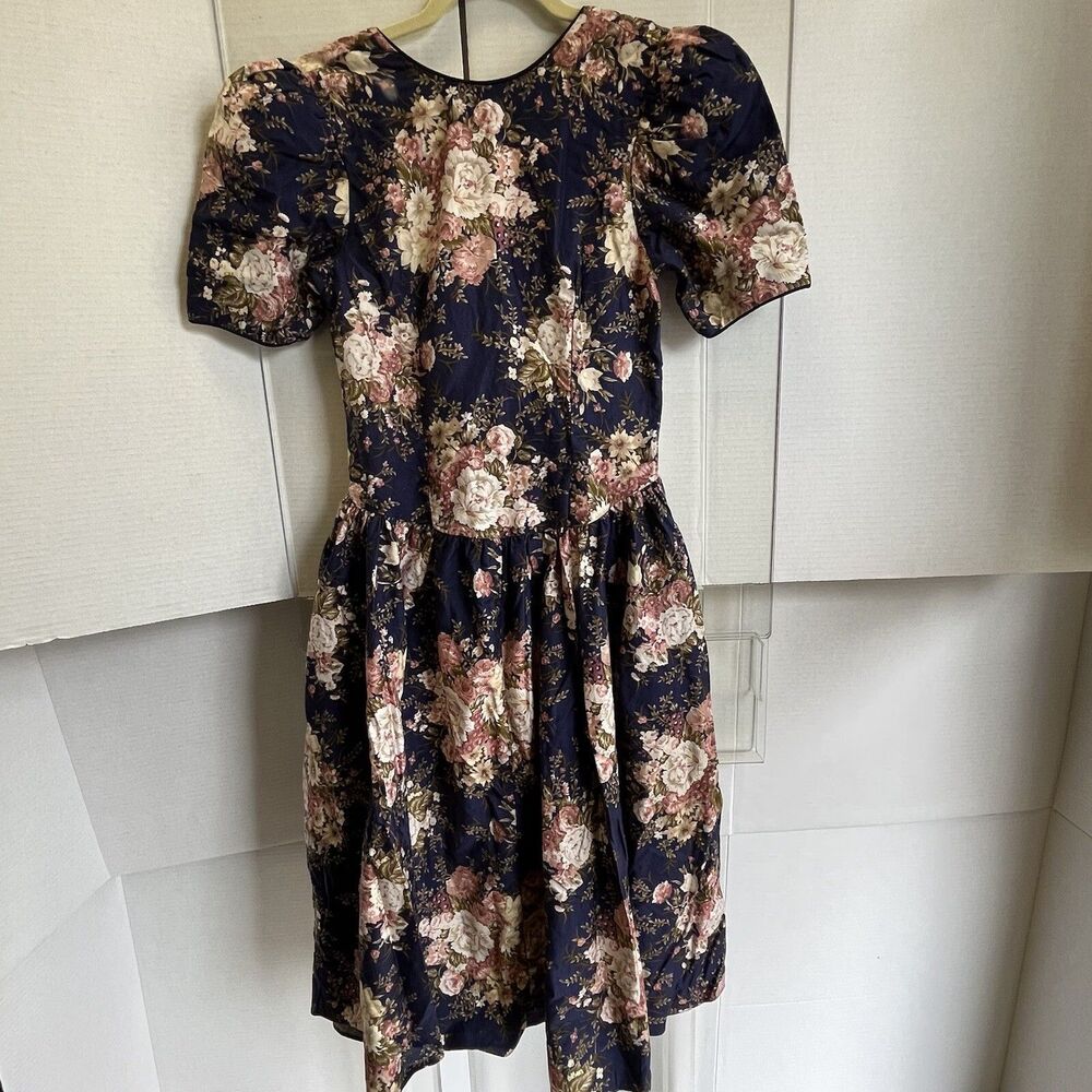 Michelle Stuart Vintage Floral Dress petite Size 8 pockets zip up blue modest